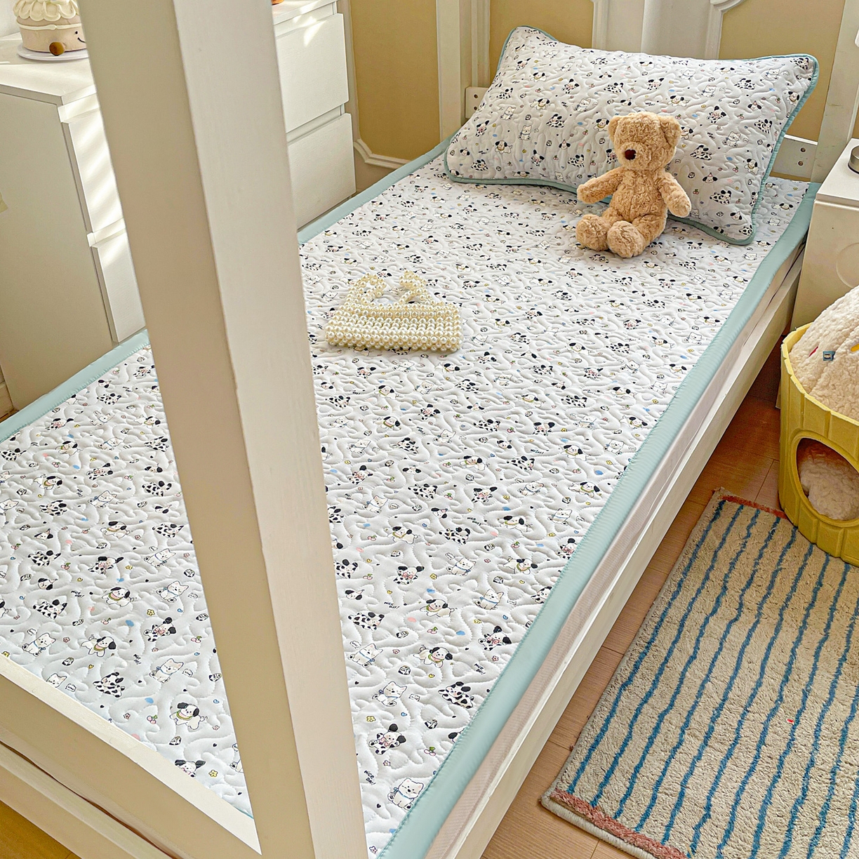 91家纺网 家纺一手货源 找家纺 纽缦家纺 2026春夏新款A类水洗棉夹棉学生床垫 波波印蓝