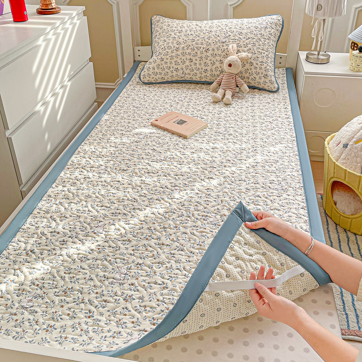 91家纺网 家纺一手货源 找家纺 纽缦家纺 2026春夏新款A类水洗棉夹棉学生床垫 安妮的兔