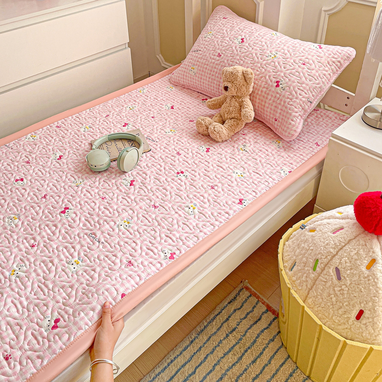 91家纺网 家纺一手货源 找家纺 纽缦家纺 2026春夏新款A类水洗棉夹棉学生床垫 宅宅猫爪粉