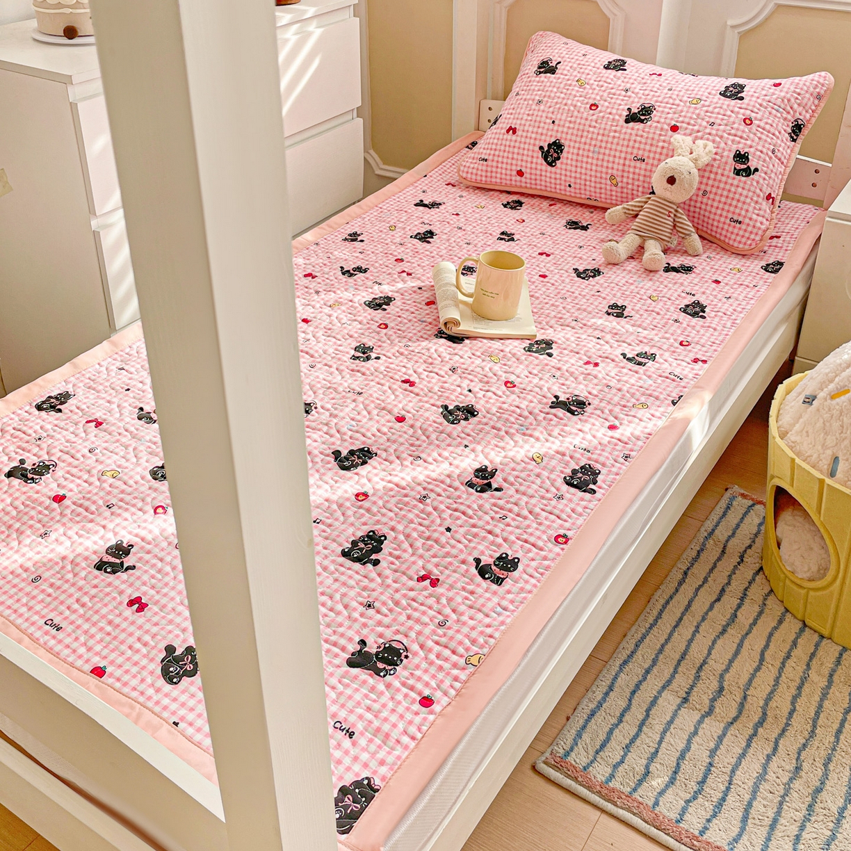 91家纺网 家纺一手货源 找家纺 纽缦家纺 2026春夏新款A类水洗棉夹棉学生床垫 毛绒黑猫