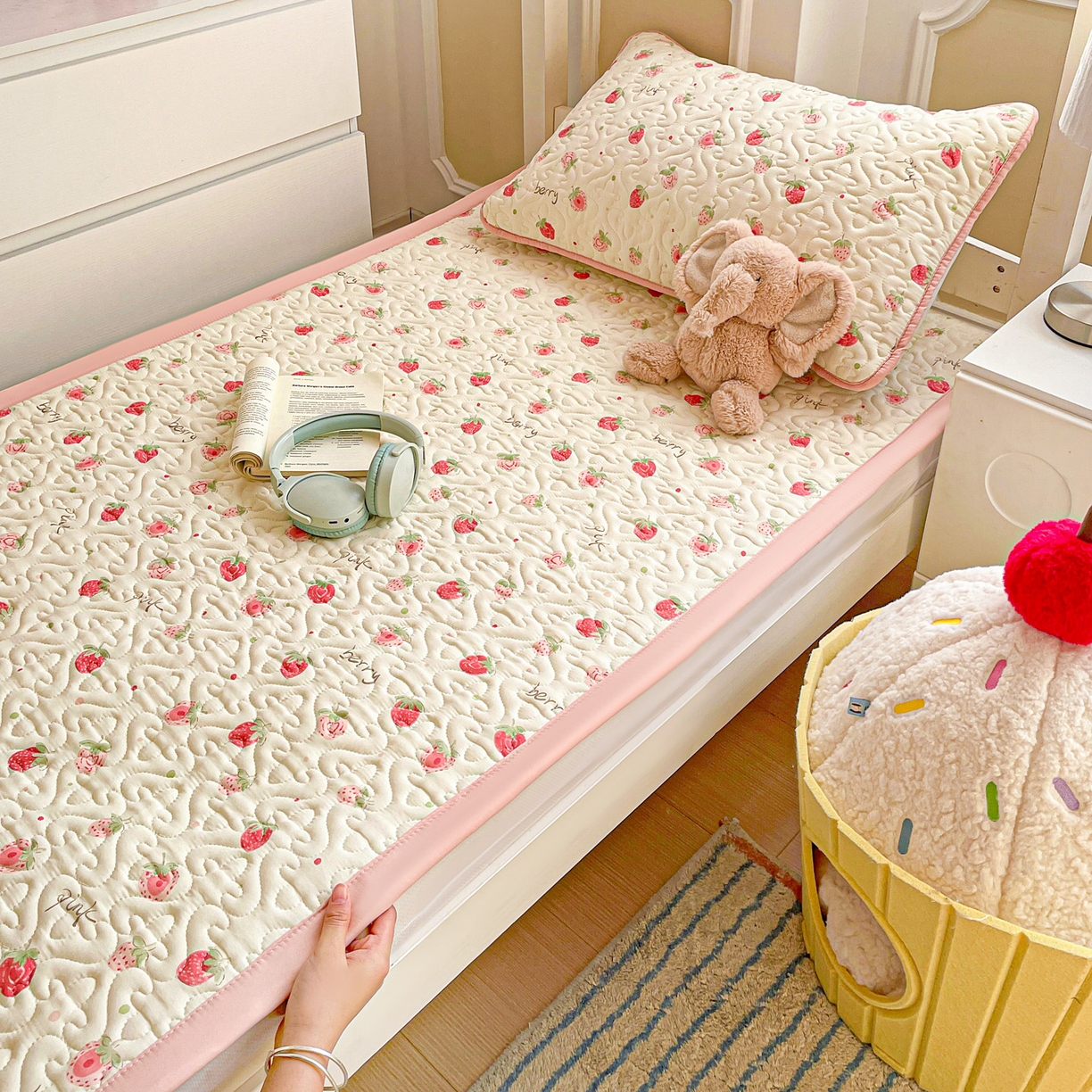 91家纺网 家纺一手货源 找家纺 纽缦家纺 2026春夏新款A类水洗棉夹棉学生床垫 草莓冰