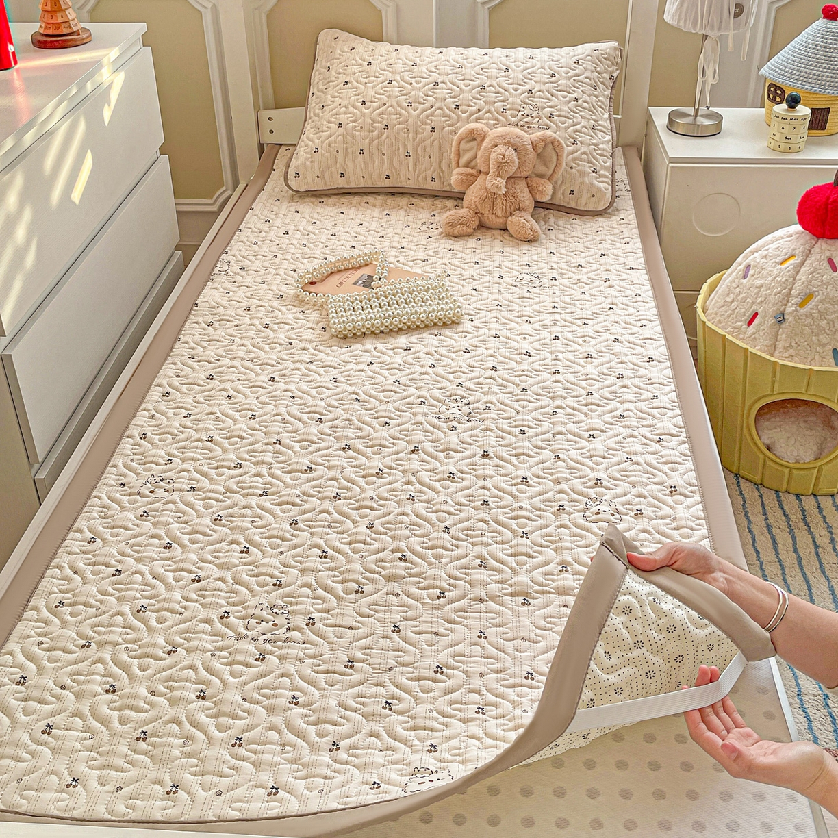 91家纺网 家纺一手货源 找家纺 纽缦家纺 2026春夏新款A类水洗棉夹棉学生床垫 心藏软猫