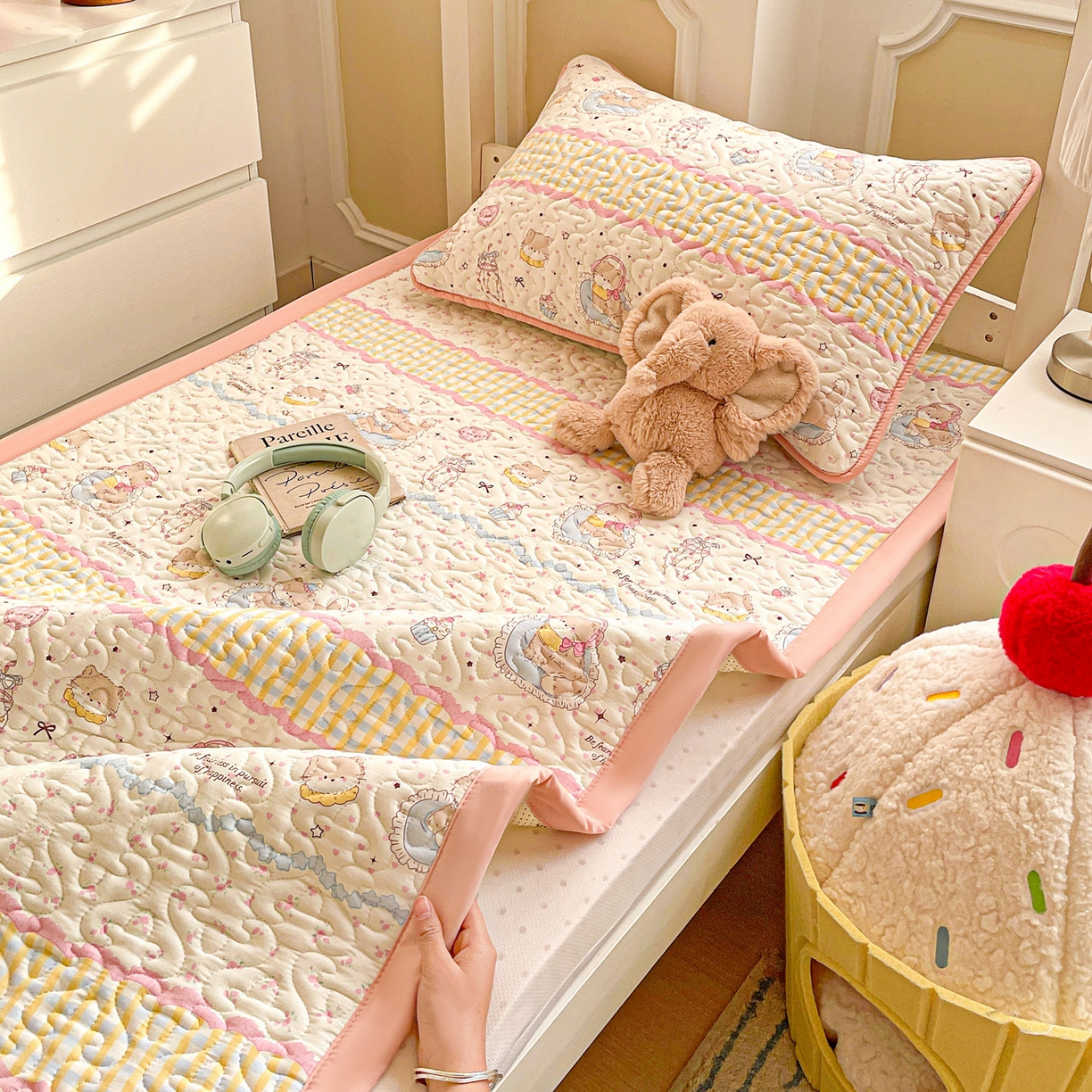 91家纺网 家纺一手货源 找家纺 纽缦家纺 2026春夏新款A类水洗棉夹棉学生床垫 耳机软猫