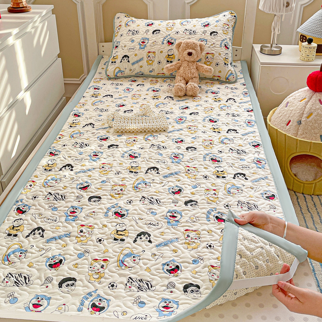 91家纺网 家纺一手货源 找家纺 纽缦家纺 2026春夏新款A类水洗棉夹棉学生床垫 萌萌小叮当