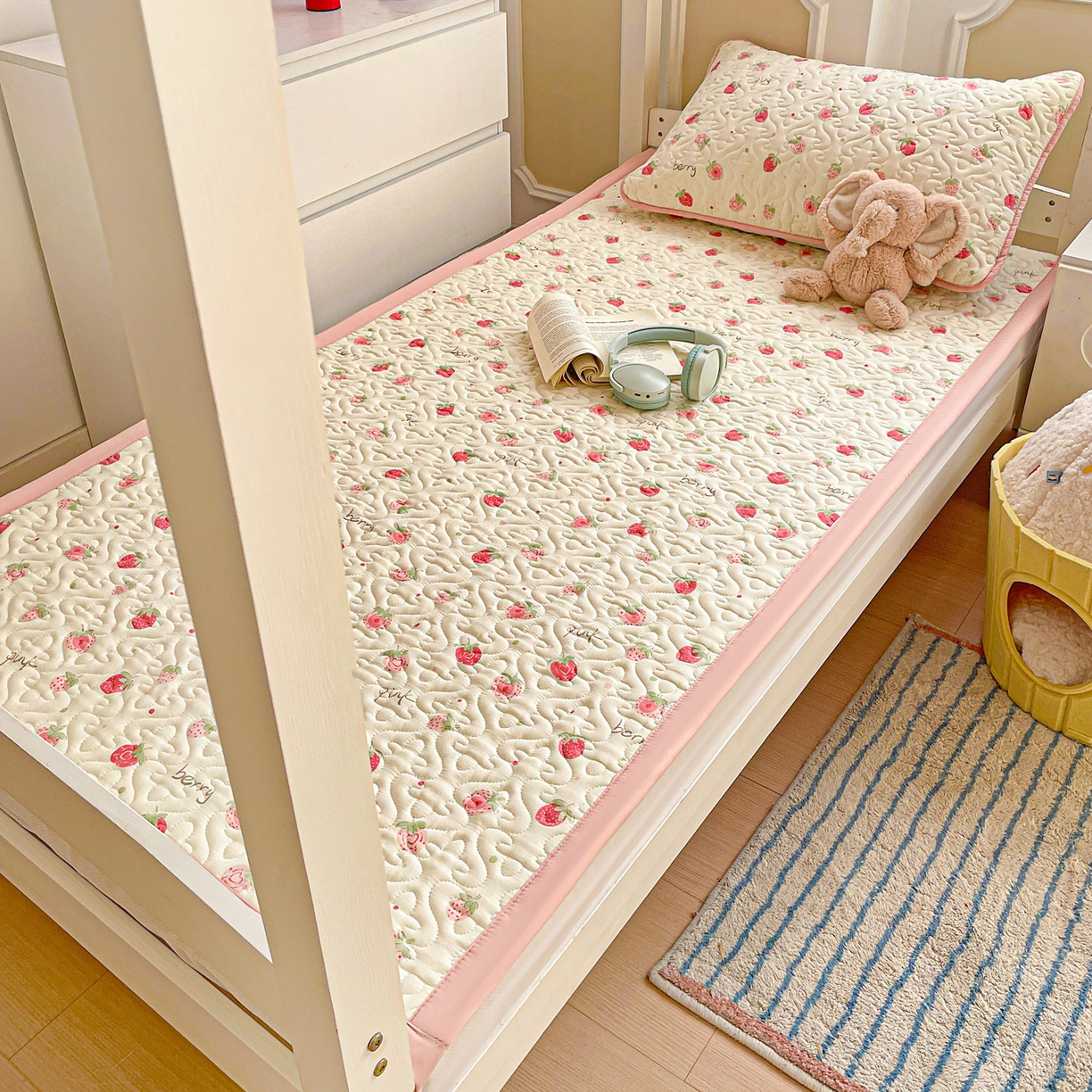 91家纺网 家纺一手货源 找家纺 纽缦家纺 2026春夏新款A类水洗棉夹棉学生床垫 草莓冰