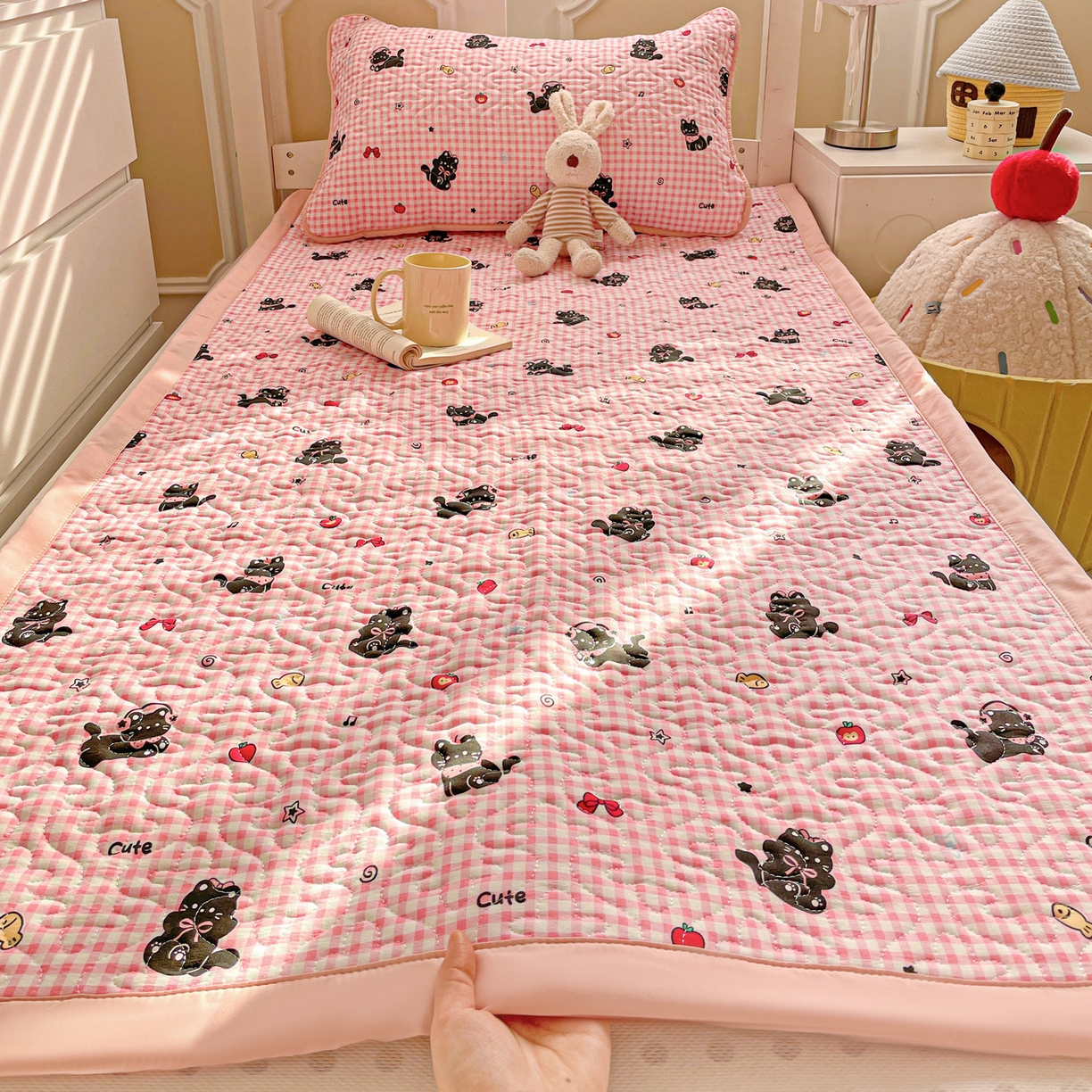 纽缦家纺 2026春夏新款A类水洗棉夹棉学生床垫 毛绒黑猫