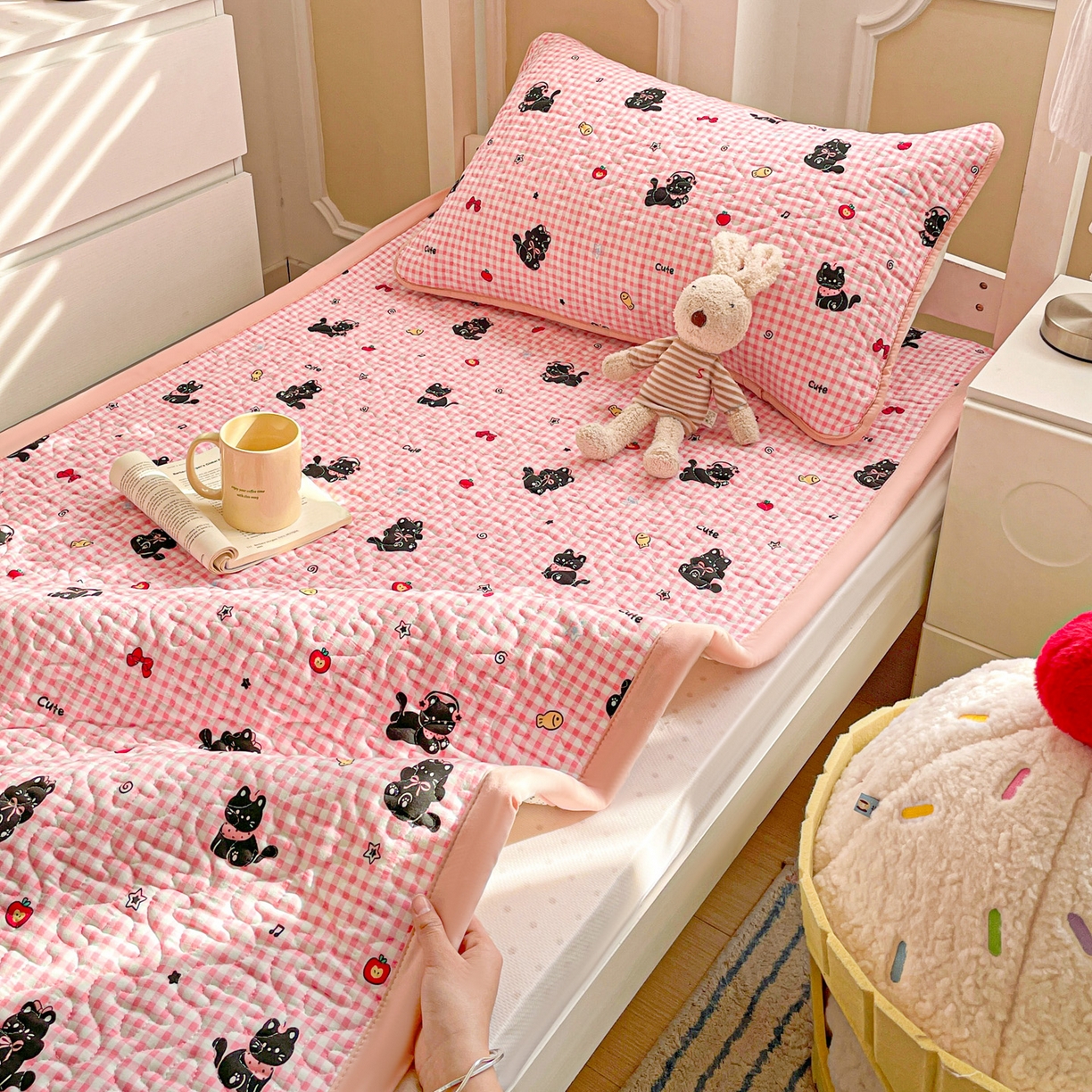 91家纺网 家纺一手货源 找家纺 纽缦家纺 2026春夏新款A类水洗棉夹棉学生床垫 毛绒黑猫