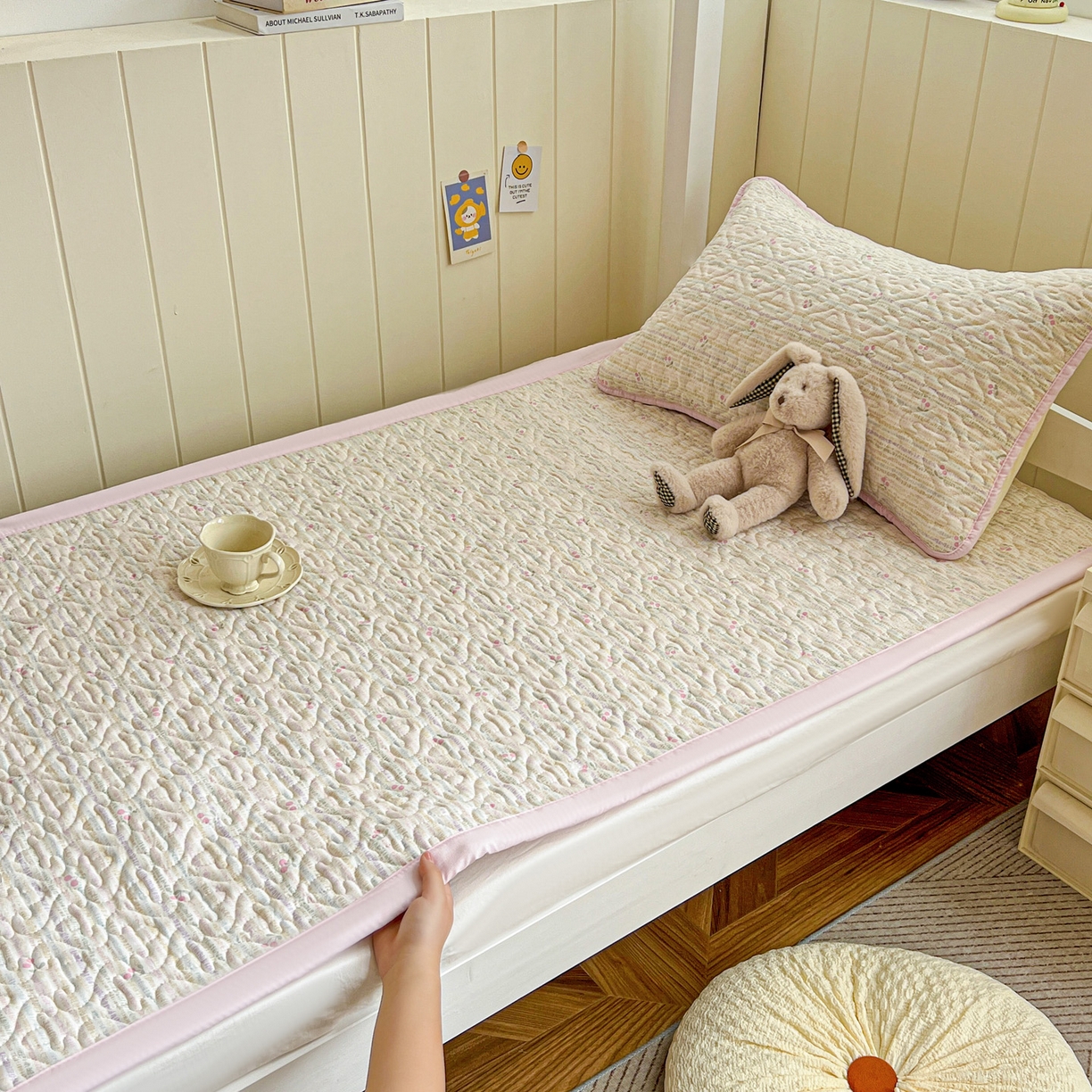 91家纺网 家纺一手货源 找家纺 纽缦家纺 2026春夏新款A类水洗棉夹棉学生床垫 甜樱恋曲