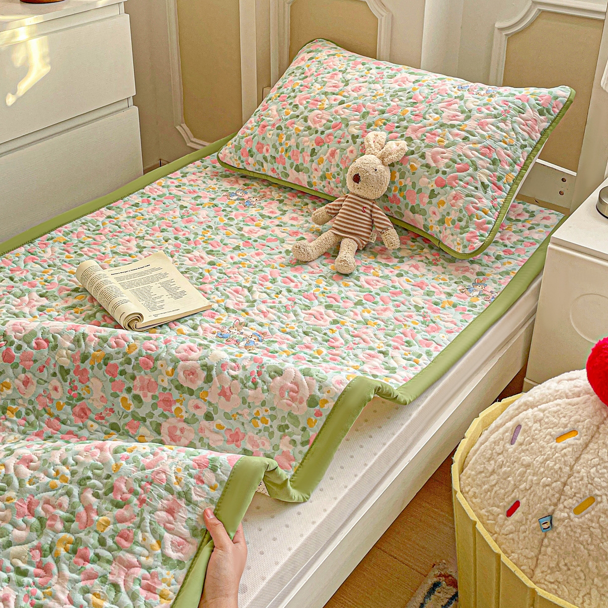 91家纺网 家纺一手货源 找家纺 纽缦家纺 2026春夏新款A类水洗棉夹棉学生床垫 小兔岛