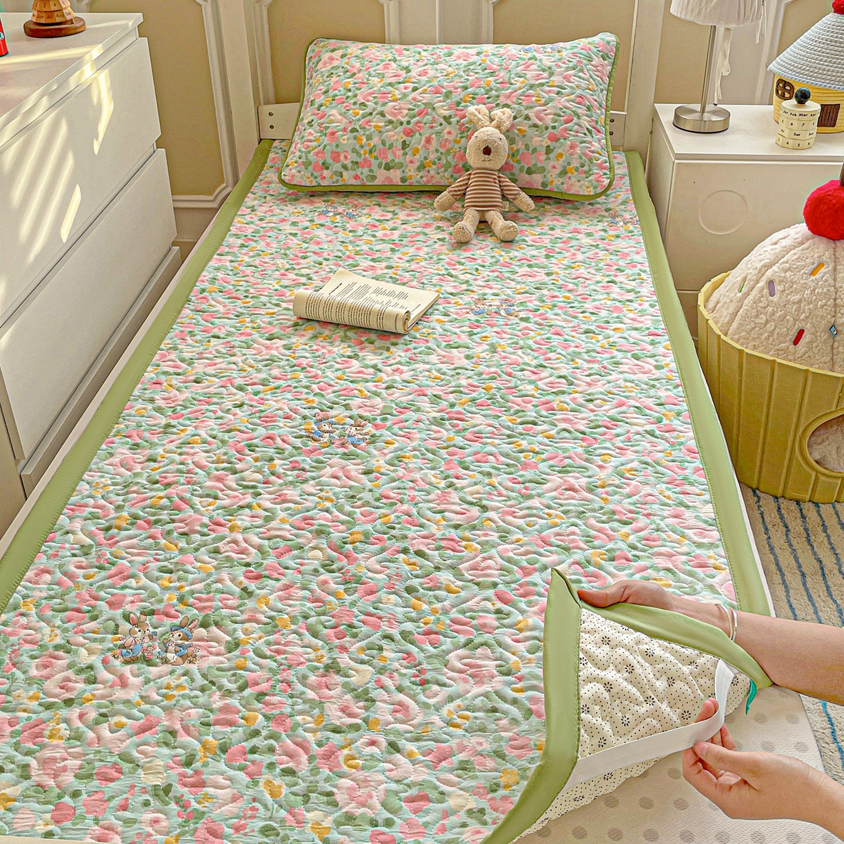 91家纺网 家纺一手货源 找家纺 纽缦家纺 2026春夏新款A类水洗棉夹棉学生床垫 小兔岛