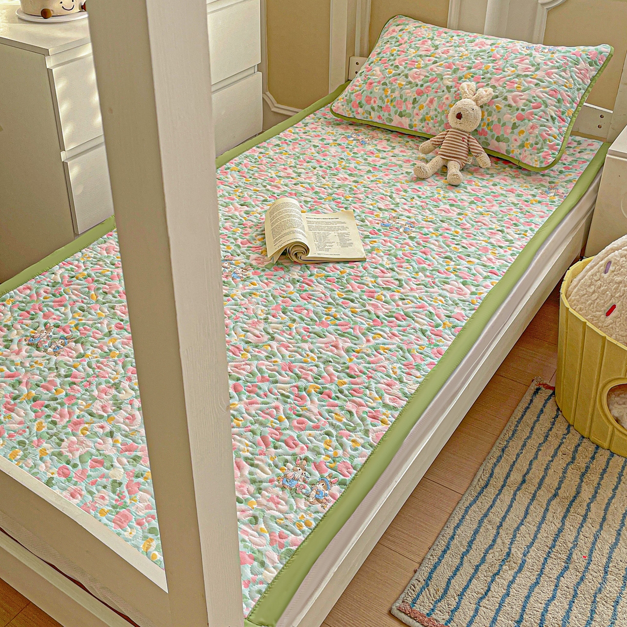 91家纺网 家纺一手货源 找家纺 纽缦家纺 2026春夏新款A类水洗棉夹棉学生床垫 小兔岛