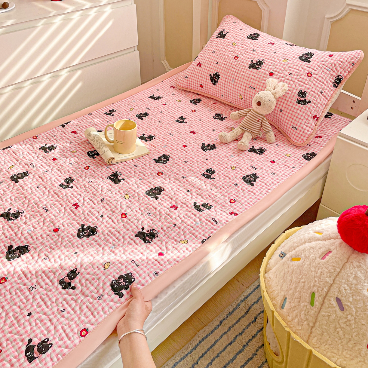 91家纺网 家纺一手货源 找家纺 纽缦家纺 2026春夏新款A类水洗棉夹棉学生床垫 毛绒黑猫