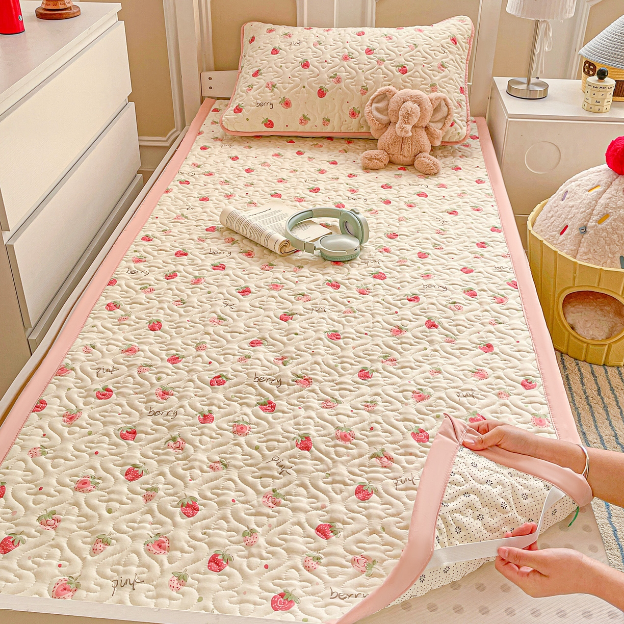 91家纺网 家纺一手货源 找家纺 纽缦家纺 2026春夏新款A类水洗棉夹棉学生床垫 草莓冰