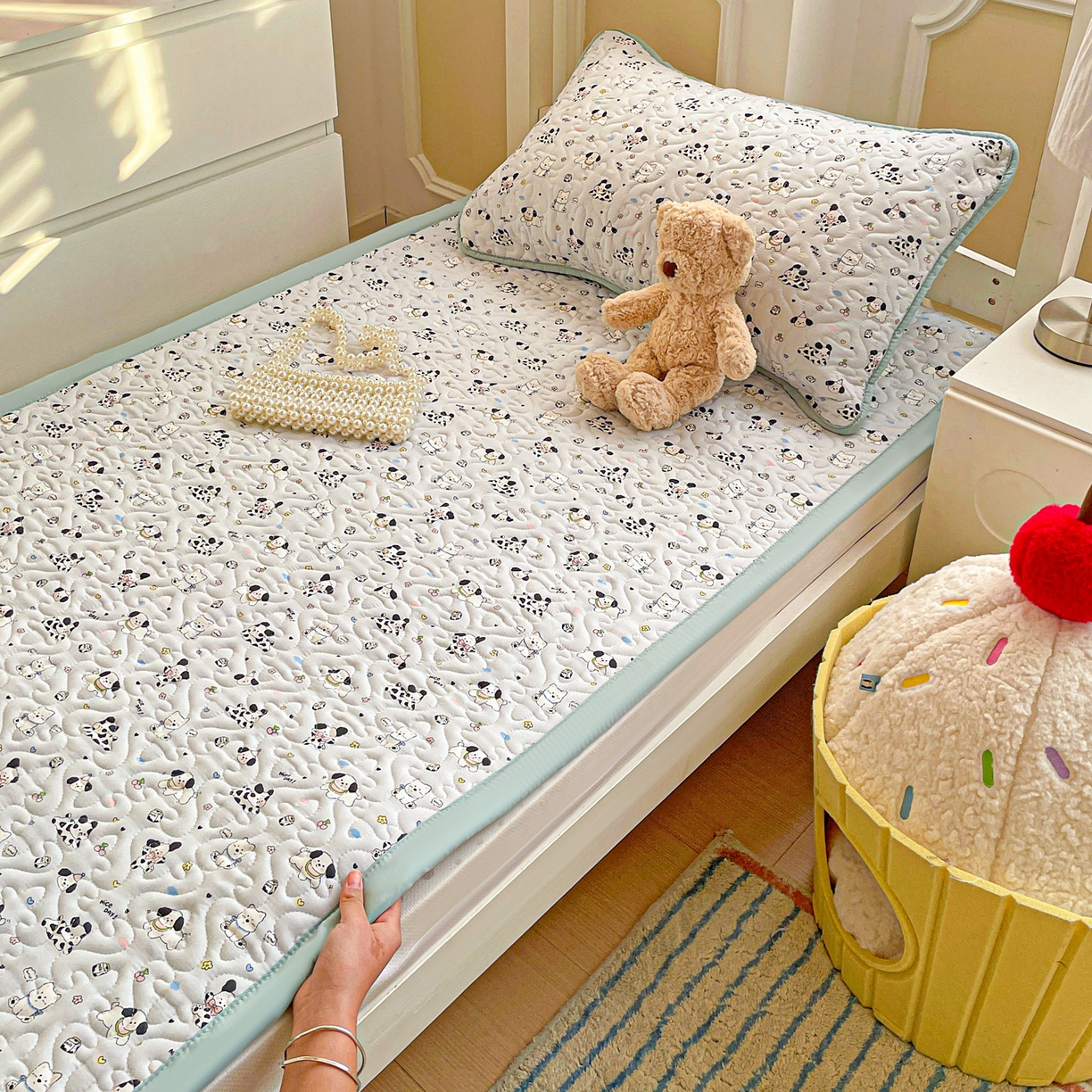 91家纺网 家纺一手货源 找家纺 纽缦家纺 2026春夏新款A类水洗棉夹棉学生床垫 波波印蓝