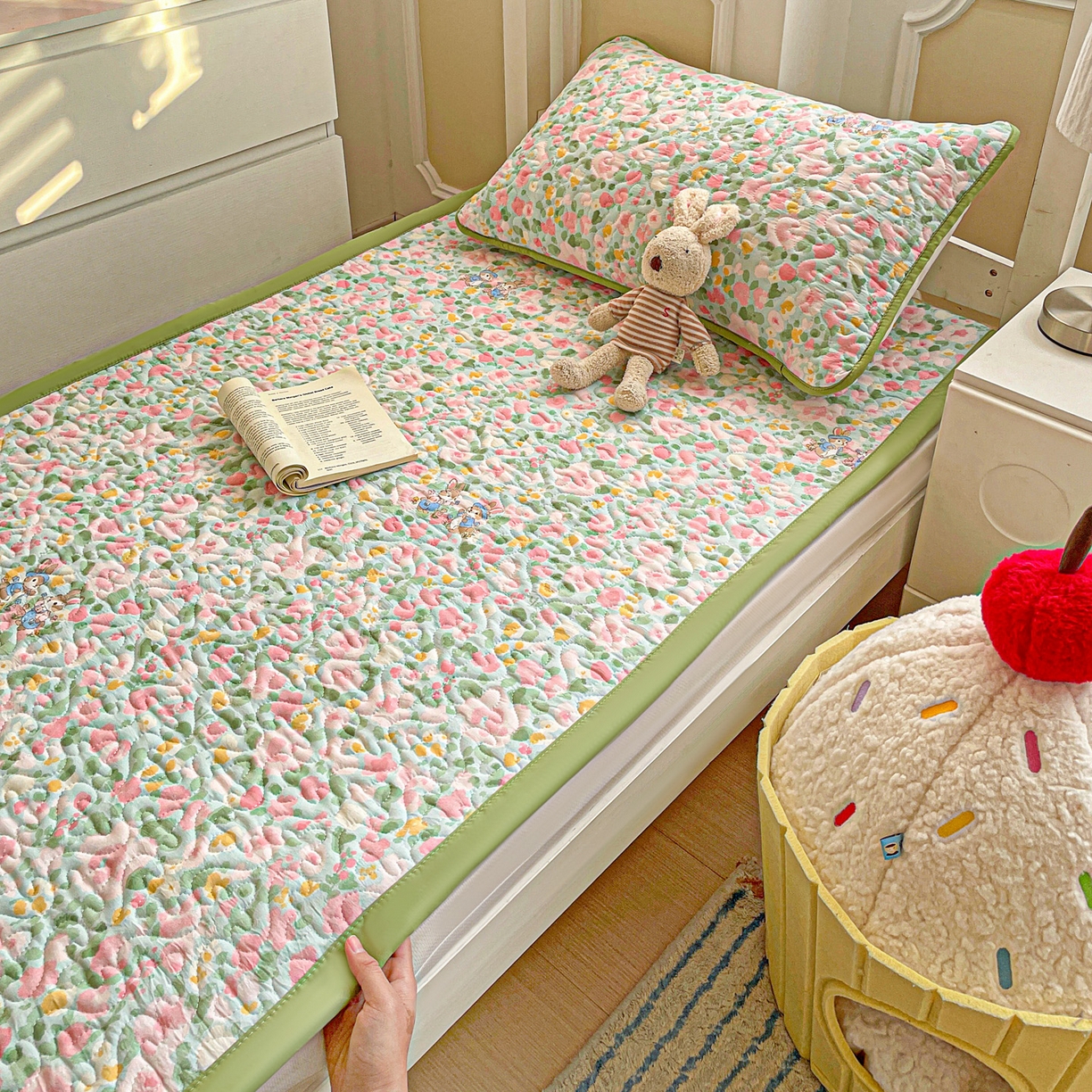 91家纺网 家纺一手货源 找家纺 纽缦家纺 2026春夏新款A类水洗棉夹棉学生床垫 小兔岛