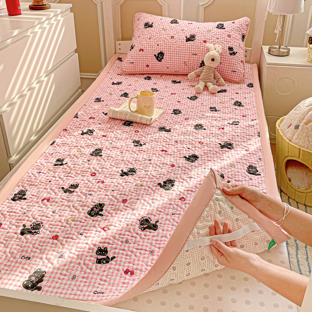 91家纺网 家纺一手货源 找家纺 纽缦家纺 2026春夏新款A类水洗棉夹棉学生床垫 毛绒黑猫