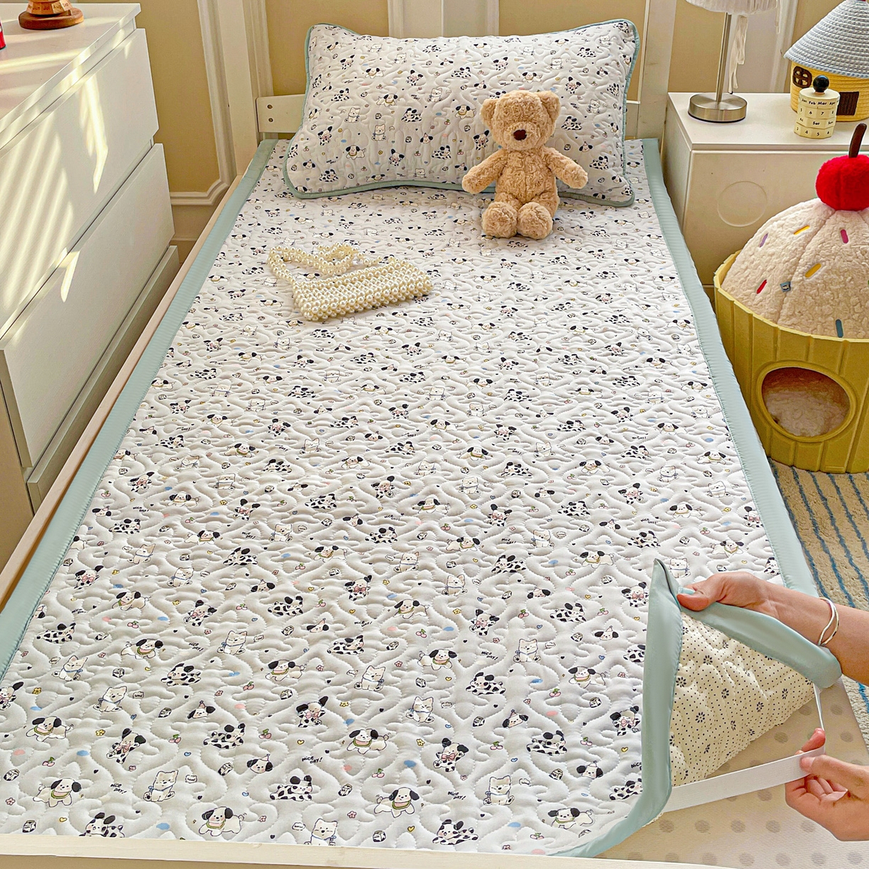 91家纺网 家纺一手货源 找家纺 纽缦家纺 2026春夏新款A类水洗棉夹棉学生床垫 波波印蓝