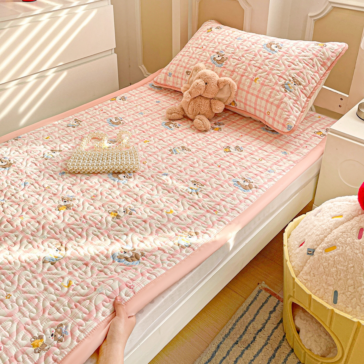 91家纺网 家纺一手货源 找家纺 纽缦家纺 2026春夏新款A类水洗棉夹棉学生床垫 粉格萌犬