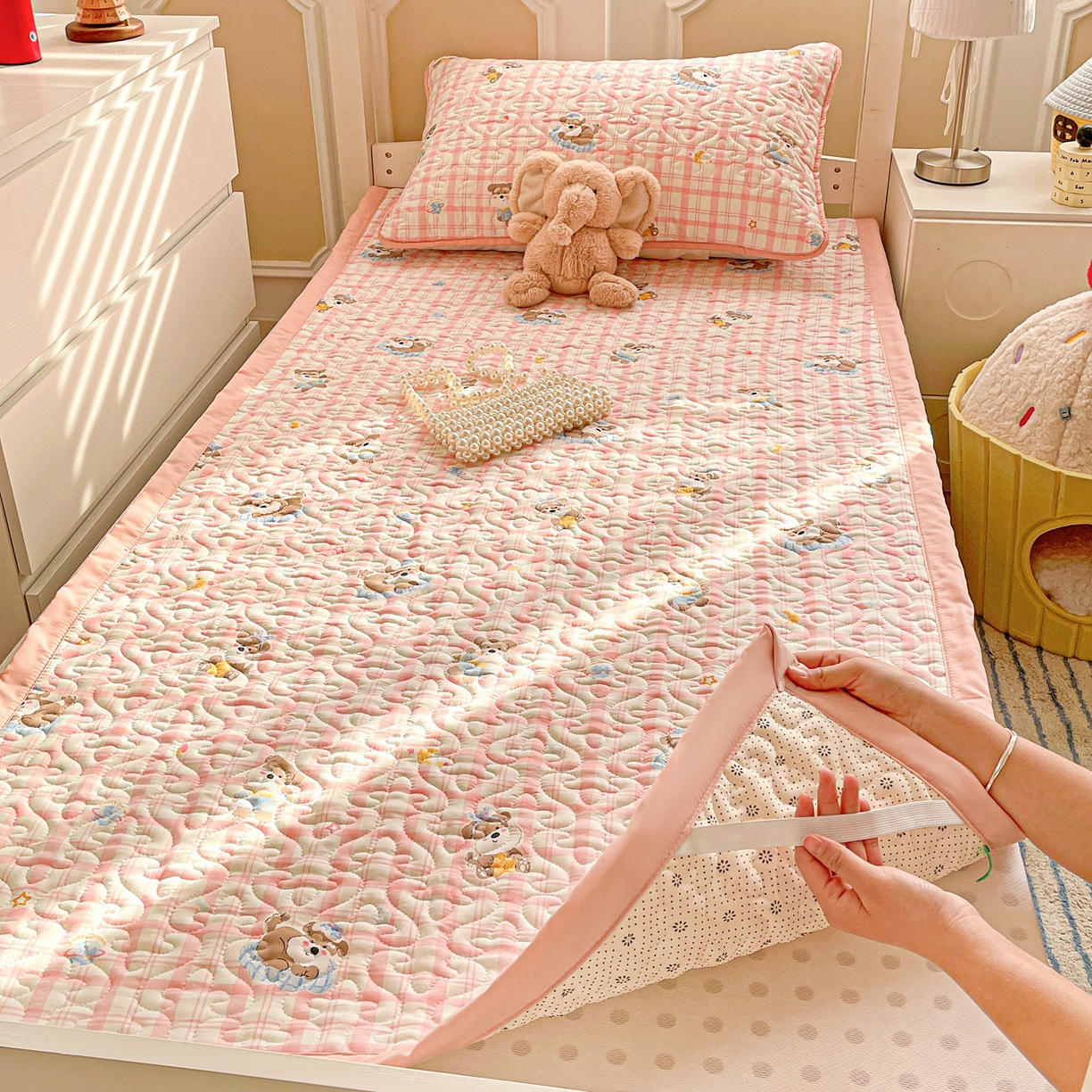 91家纺网 家纺一手货源 找家纺 纽缦家纺 2026春夏新款A类水洗棉夹棉学生床垫 粉格萌犬