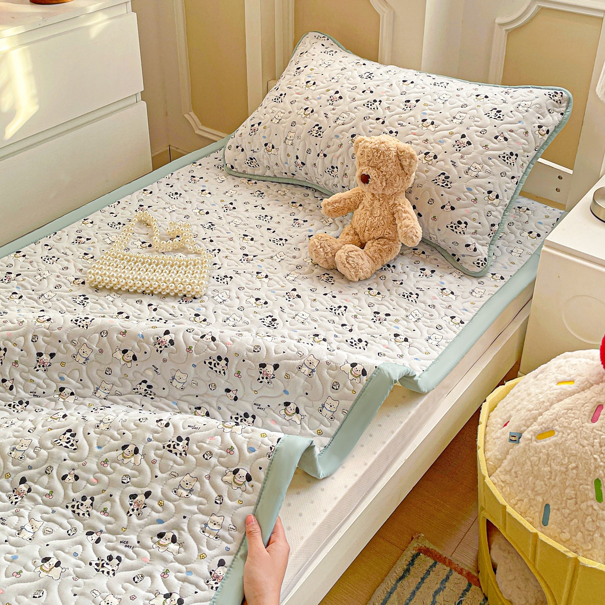 91家纺网 家纺一手货源 找家纺 纽缦家纺 2026春夏新款A类水洗棉夹棉学生床垫 波波印蓝