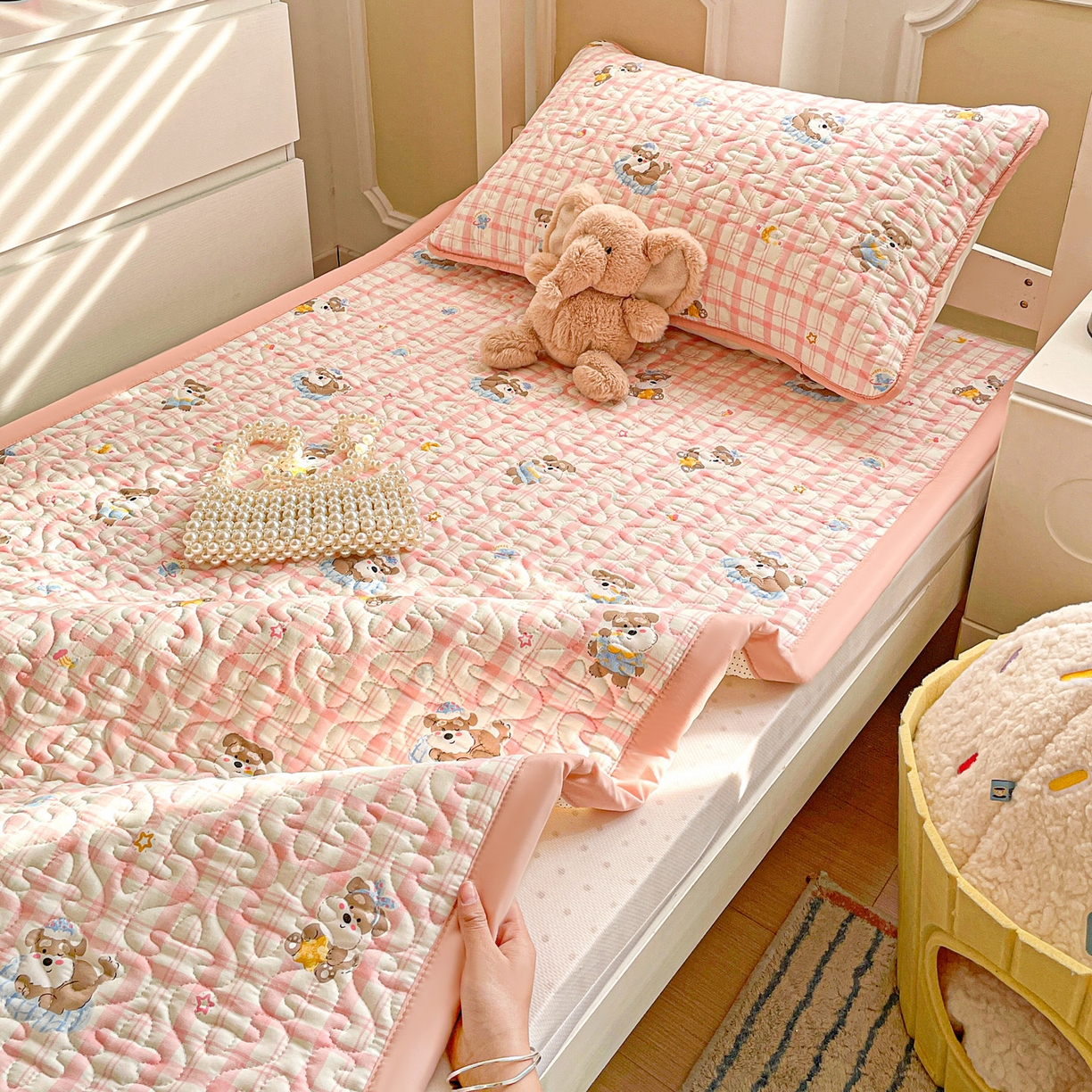 91家纺网 家纺一手货源 找家纺 纽缦家纺 2026春夏新款A类水洗棉夹棉学生床垫 粉格萌犬