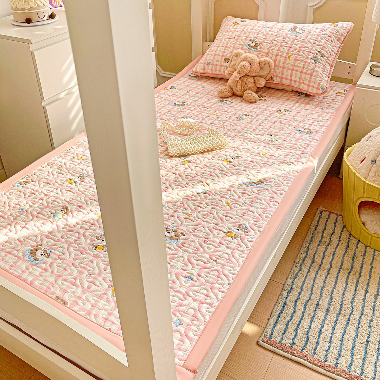 91家纺网 家纺一手货源 找家纺 纽缦家纺 2026春夏新款A类水洗棉夹棉学生床垫 粉格萌犬