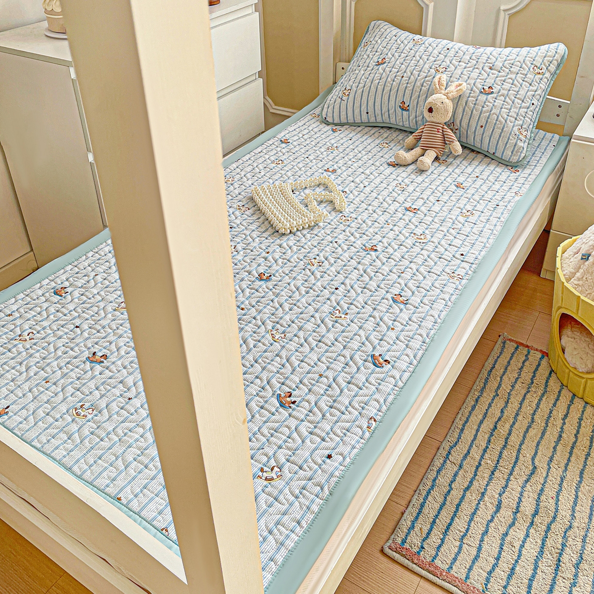 91家纺网 家纺一手货源 找家纺 纽缦家纺 2026春夏新款A类水洗棉夹棉学生床垫 蓝纹木马星