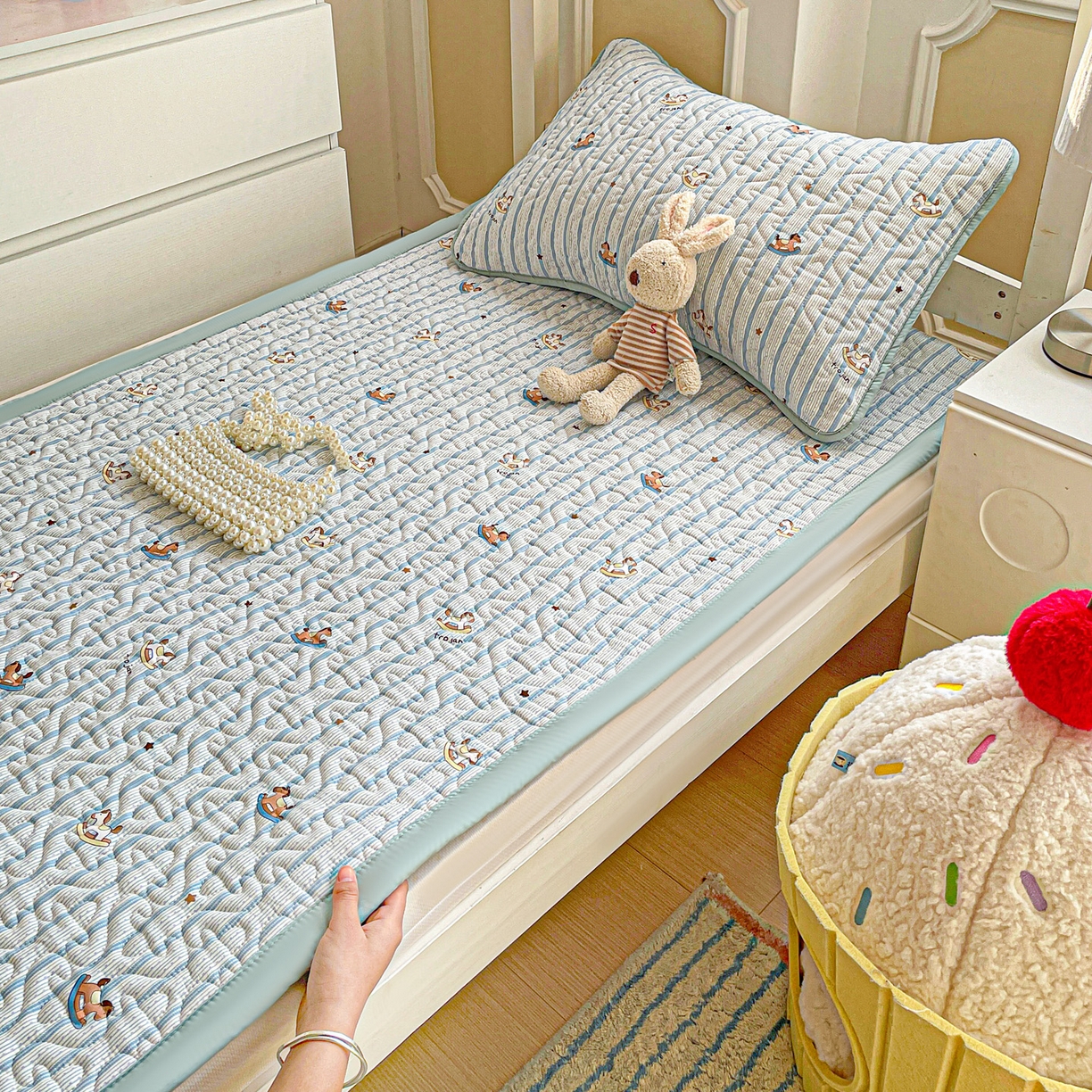 91家纺网 家纺一手货源 找家纺 纽缦家纺 2026春夏新款A类水洗棉夹棉学生床垫 蓝纹木马星