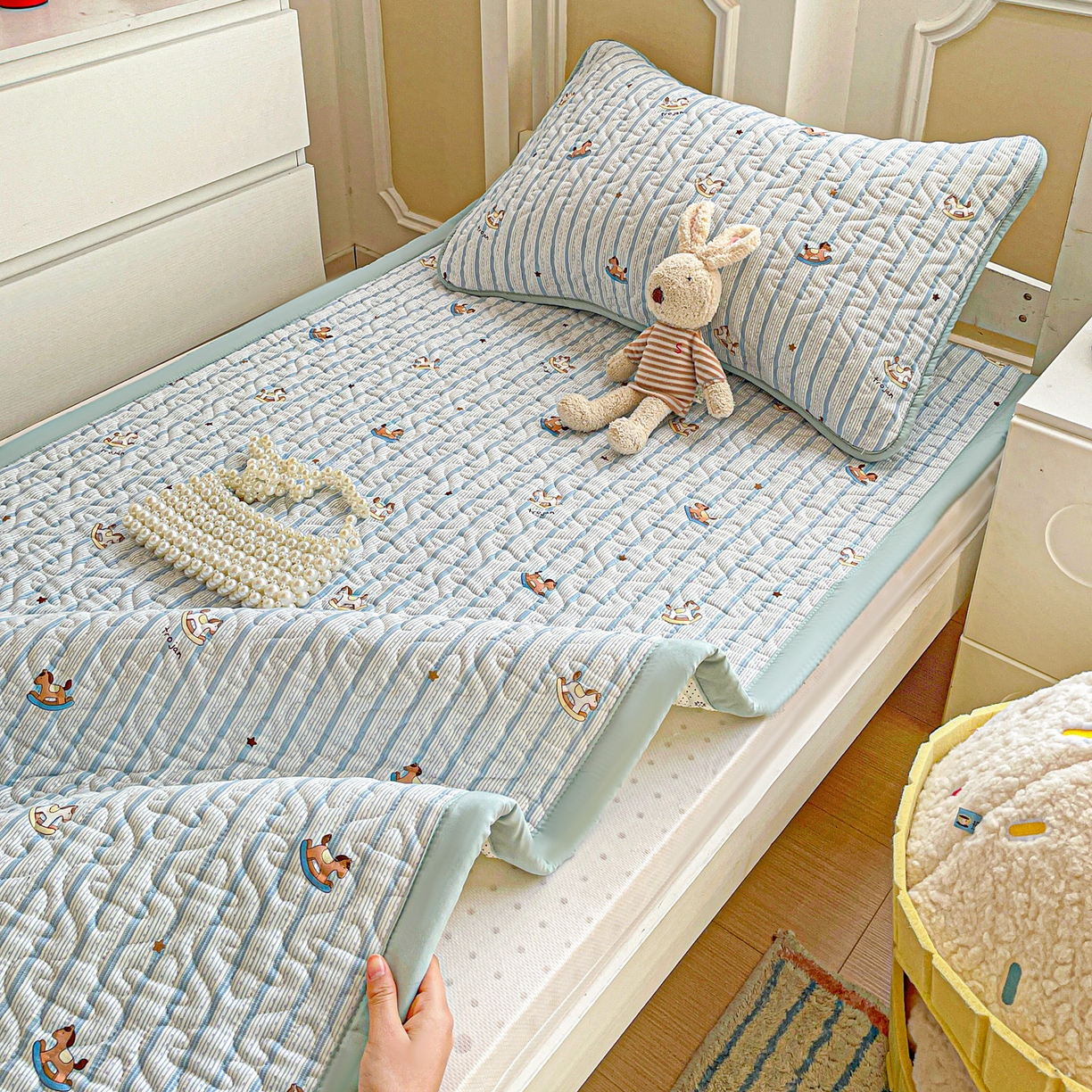 91家纺网 家纺一手货源 找家纺 纽缦家纺 2026春夏新款A类水洗棉夹棉学生床垫 蓝纹木马星