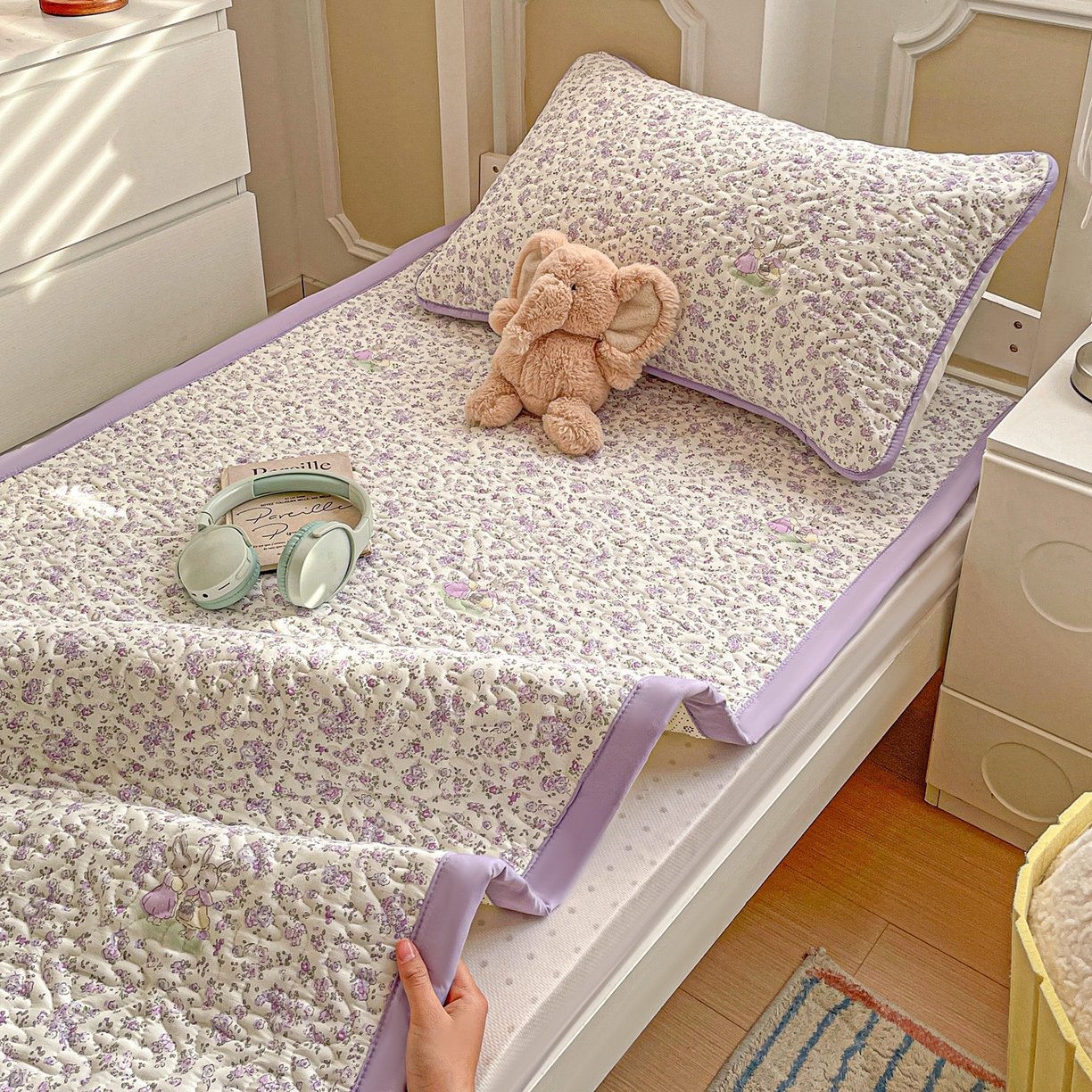 91家纺网 家纺一手货源 找家纺 纽缦家纺 2026春夏新款A类水洗棉夹棉学生床垫 小兔花漾