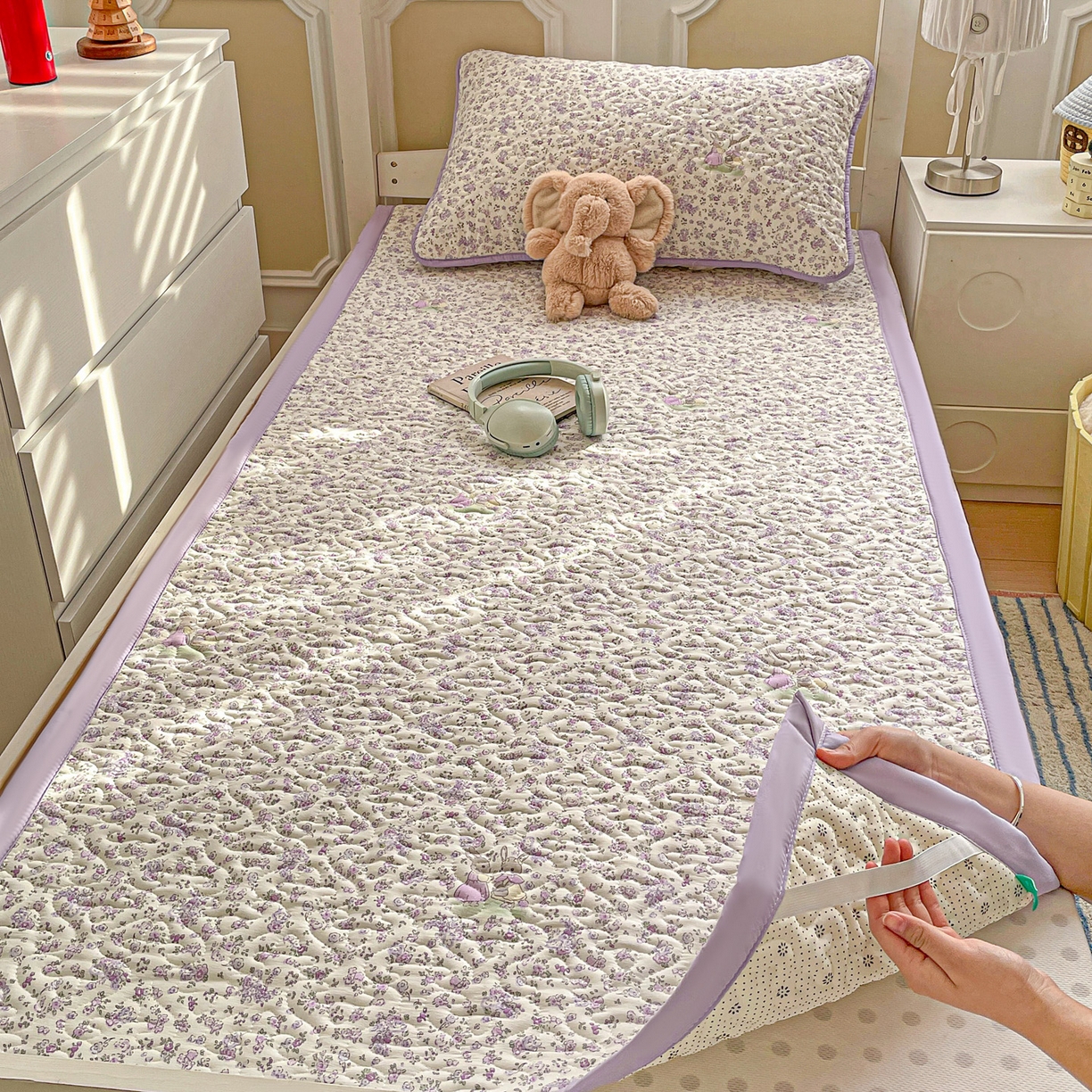 91家纺网 家纺一手货源 找家纺 纽缦家纺 2026春夏新款A类水洗棉夹棉学生床垫 小兔花漾