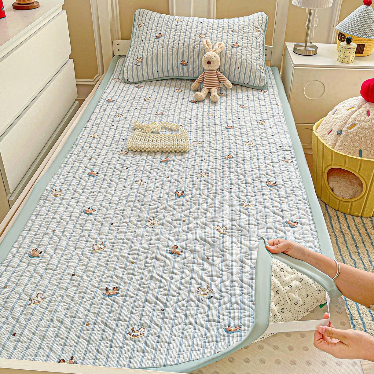 91家纺网 家纺一手货源 找家纺 纽缦家纺 2026春夏新款A类水洗棉夹棉学生床垫 蓝纹木马星