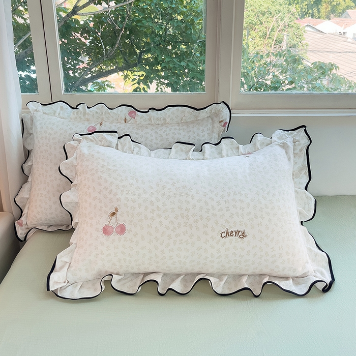 91家纺网 家纺一手货源 找家纺 绘萱家居 2026直播爆款云感皱皱纱双层纱皱皱棉花边四件套印花水洗棉 樱桃小花