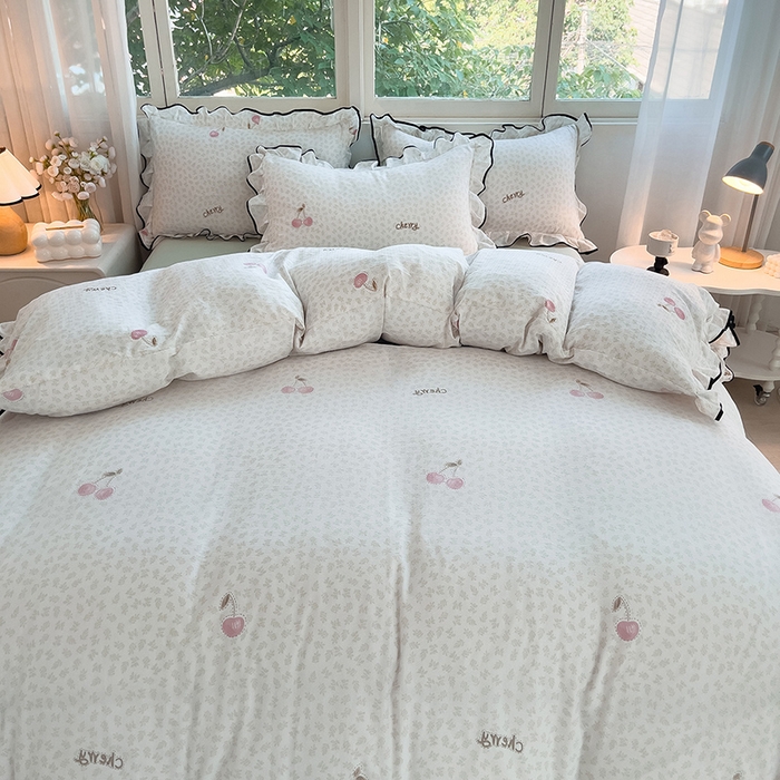 91家纺网 家纺一手货源 找家纺 绘萱家居 2026直播爆款云感皱皱纱双层纱皱皱棉花边四件套印花水洗棉 樱桃小花