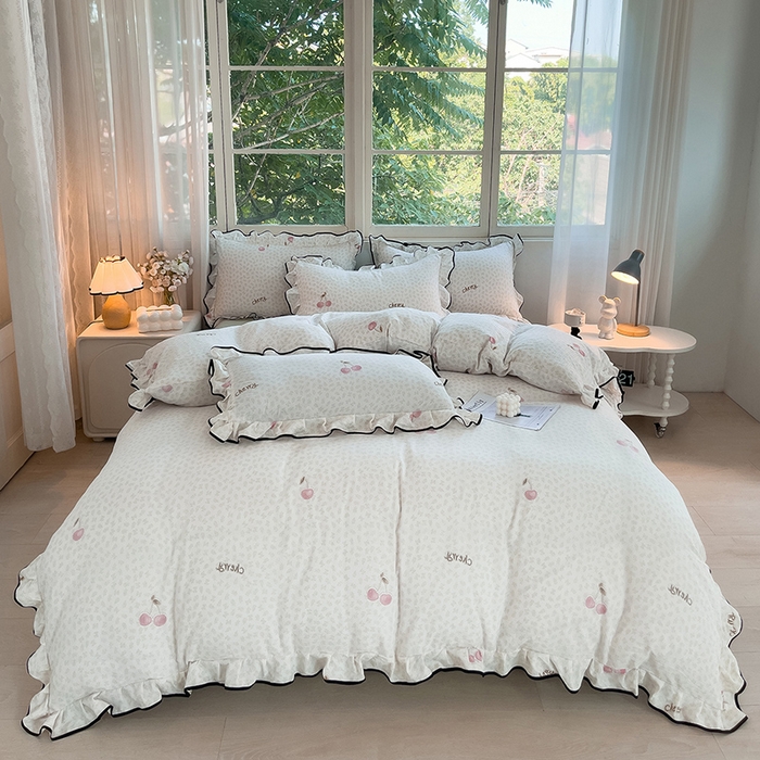 91家纺网 家纺一手货源 找家纺 绘萱家居 2026直播爆款云感皱皱纱双层纱皱皱棉花边四件套印花水洗棉 樱桃小花