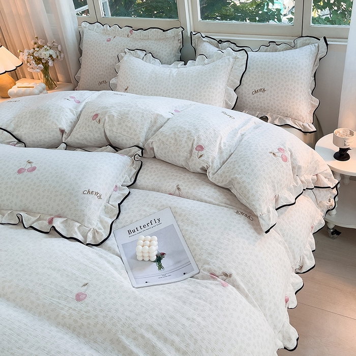 91家纺网 家纺一手货源 找家纺 绘萱家居 2026直播爆款云感皱皱纱双层纱皱皱棉花边四件套印花水洗棉 樱桃小花