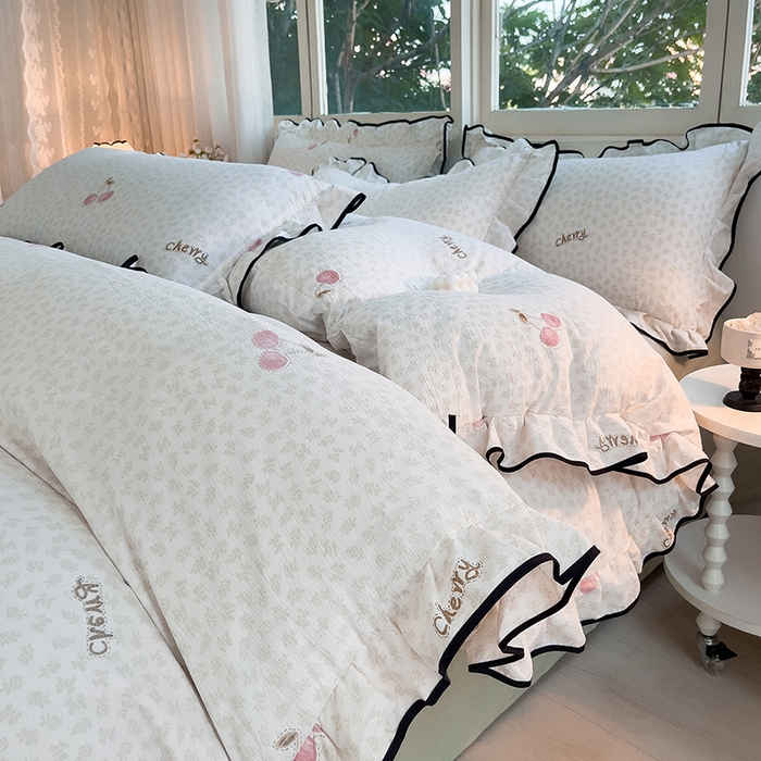 91家纺网 家纺一手货源 找家纺 绘萱家居 2026直播爆款云感皱皱纱双层纱皱皱棉花边四件套印花水洗棉 樱桃小花