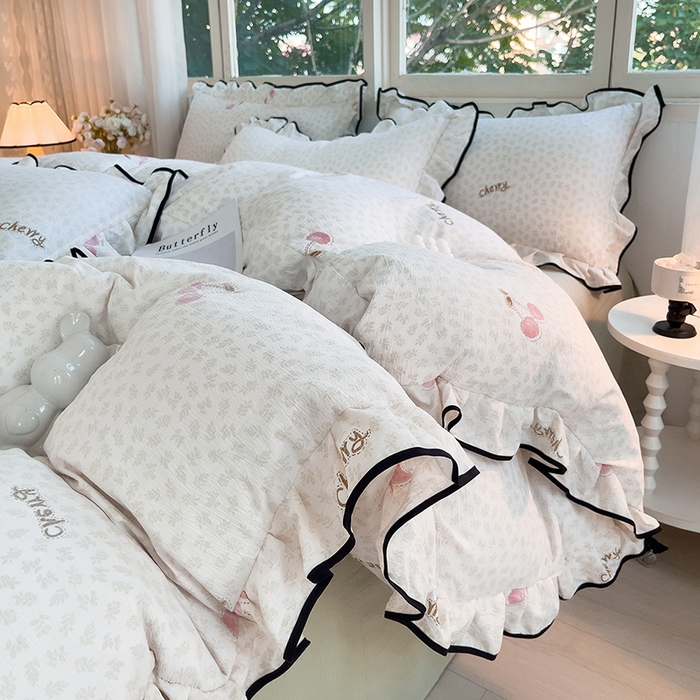 91家纺网 家纺一手货源 找家纺 绘萱家居 2026直播爆款云感皱皱纱双层纱皱皱棉花边四件套印花水洗棉 樱桃小花