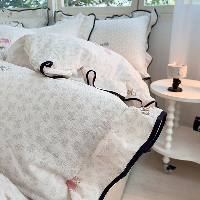 91家纺网 家纺一手货源 找家纺 绘萱家居 2026直播爆款云感皱皱纱双层纱皱皱棉花边四件套印花水洗棉 樱桃小花