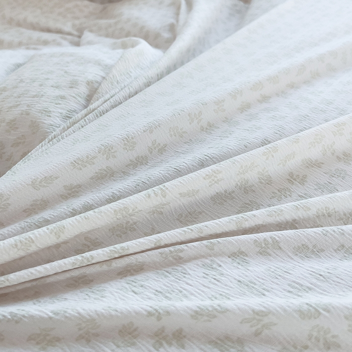 91家纺网 家纺一手货源 找家纺 绘萱家居 2026直播爆款云感皱皱纱双层纱皱皱棉花边四件套印花水洗棉 樱桃小花