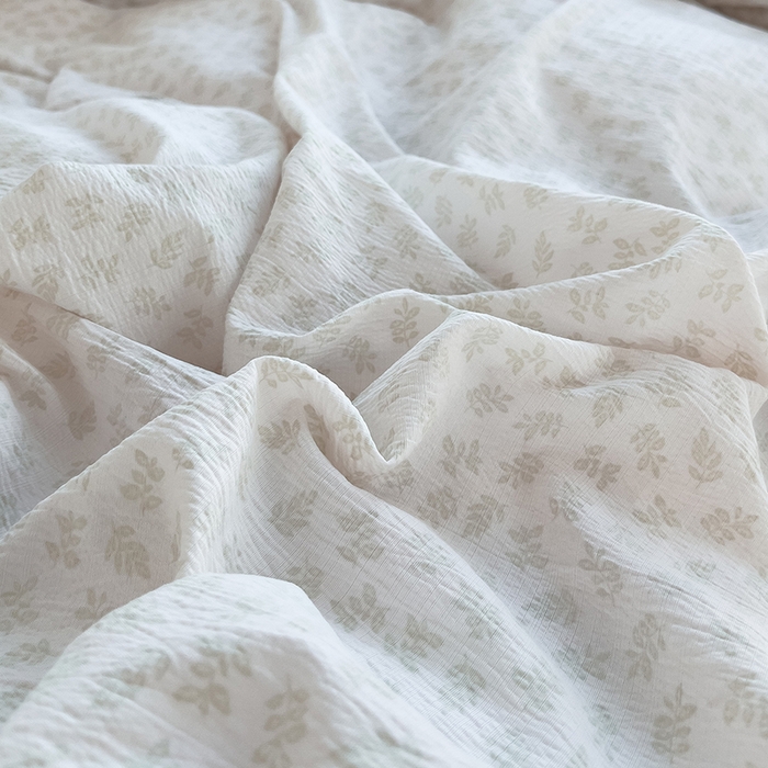 91家纺网 家纺一手货源 找家纺 绘萱家居 2026直播爆款云感皱皱纱双层纱皱皱棉花边四件套印花水洗棉 樱桃小花