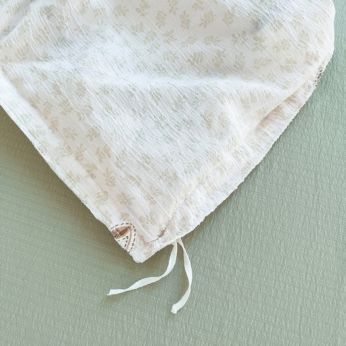 91家纺网 家纺一手货源 找家纺 绘萱家居 2026直播爆款云感皱皱纱双层纱皱皱棉花边四件套印花水洗棉 樱桃小花