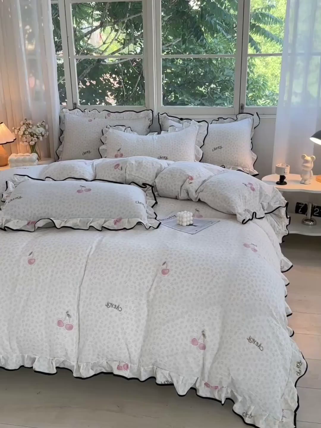 91家纺网 家纺一手货源 找家纺 绘萱家居 2026直播爆款云感皱皱纱双层纱皱皱棉花边四件套印花水洗棉 樱桃小花