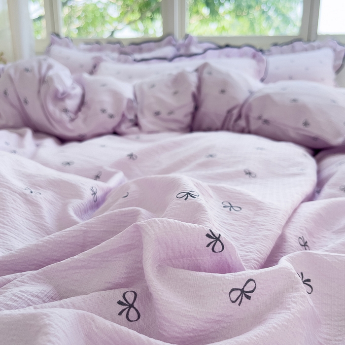 91家纺网 家纺一手货源 找家纺 绘萱家居 2026直播爆款云感皱皱纱双层纱皱皱棉花边四件套印花水洗棉 芋泥波波