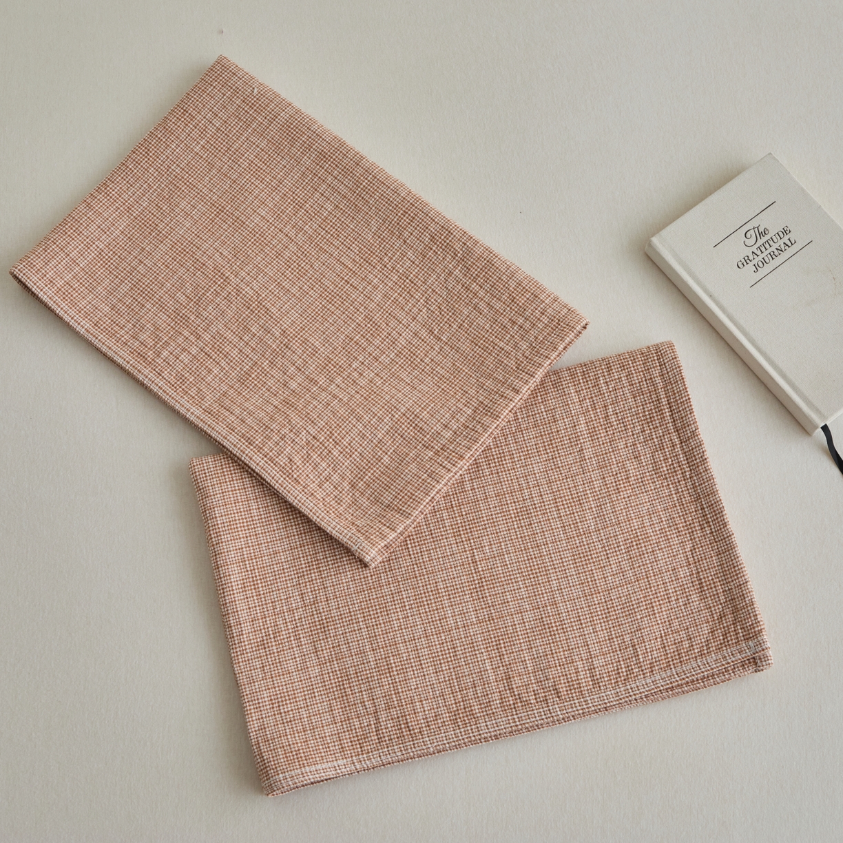 91家纺网 家纺一手货源 找家纺 百寐 2026全棉纯棉枕巾50*80纯棉简约棉麻透气枕巾大小枕芯通用 全棉枕巾-小格橘 50x80cm±2cm一只