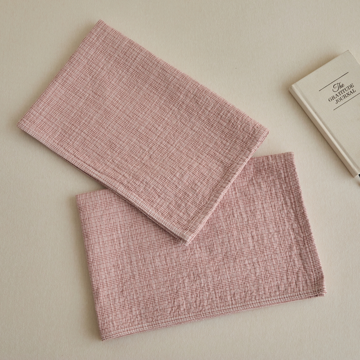 91家纺网 家纺一手货源 找家纺 百寐 2026全棉纯棉枕巾50*80纯棉简约棉麻透气枕巾大小枕芯通用 全棉枕巾-小格粉 50x80cm±2cm一对