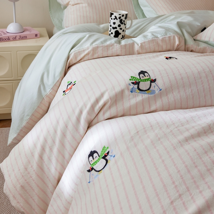 91家纺网 家纺一手货源 找家纺 （总）卡姿家纺 2026春夏全棉色织水洗棉萌趣小刺绣四件套系列