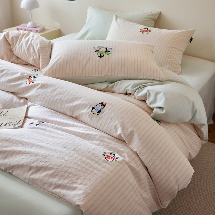 91家纺网 家纺一手货源 找家纺 （总）卡姿家纺 2026春夏全棉色织水洗棉萌趣小刺绣四件套系列