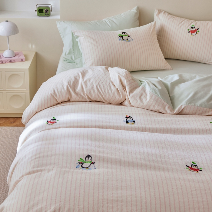 91家纺网 家纺一手货源 找家纺 （总）卡姿家纺 2026春夏全棉色织水洗棉萌趣小刺绣四件套系列