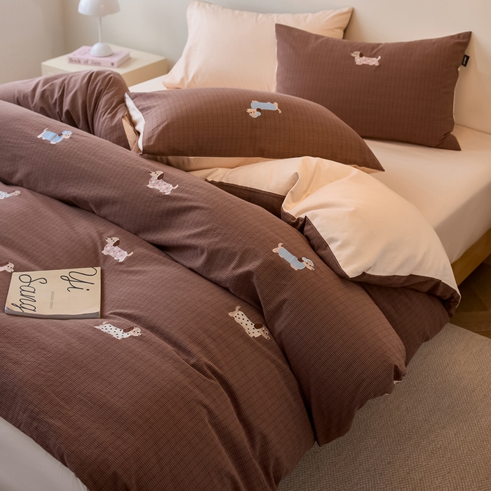 91家纺网 家纺一手货源 找家纺 卡姿家纺 2026春夏全棉色织水洗棉萌趣小刺绣四件套系列 小狗多米